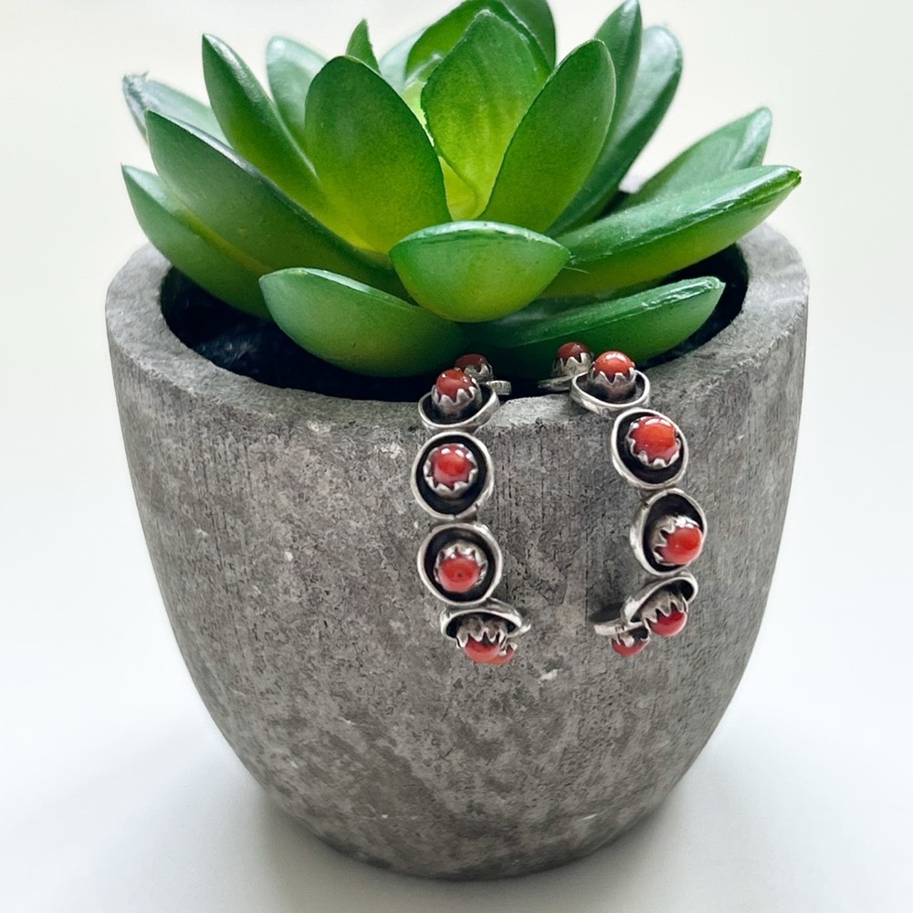 Vintage Southwestern Snake Eye Coral Sterling Silver C Hoop Earrings - Picture 3 of 11